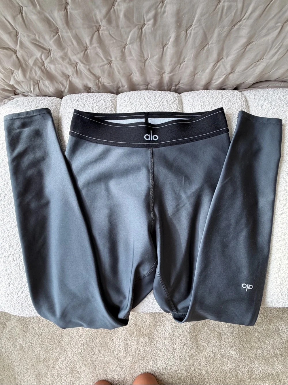 SET ALO Yoga Charcoal Gray Seamless Sports Bra & Leggings Set